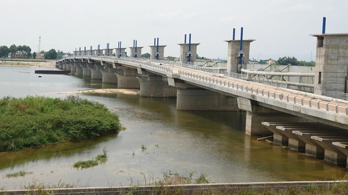 Đôn đốc tiến độ công trình đập dâng sông Trà Khúc
