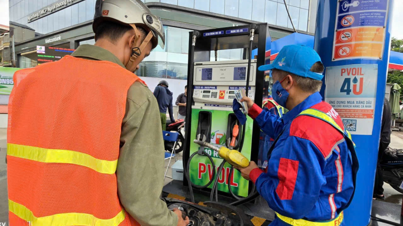 Giá xăng RON 95 tăng, vượt mốc 20.000 đồng/lít