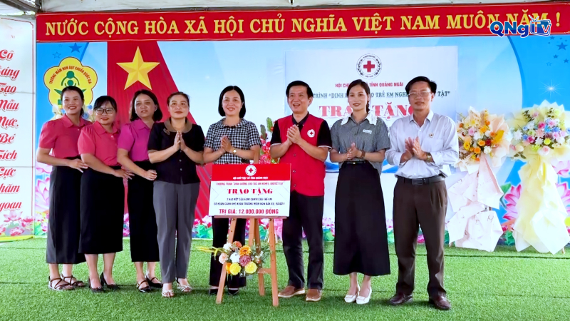 Hội Chữ thập đỏ tỉnh Quảng Ngãi tặng sữa cho trẻ em xã Bờ Y