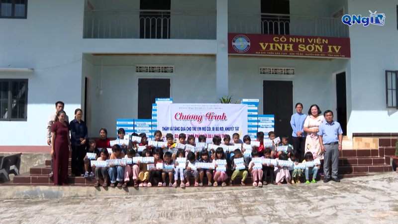 Trao tặng sữa cho trẻ mồ côi, khuyết tật