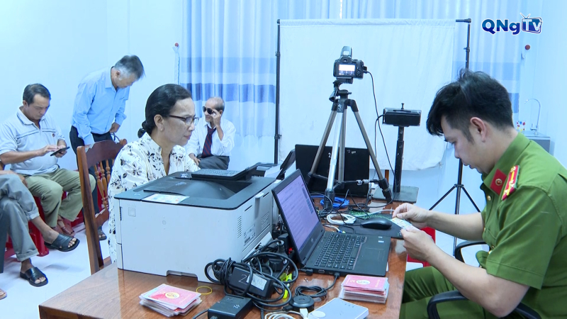 Khẩn trương đổi thẻ đảng cho đảng viên