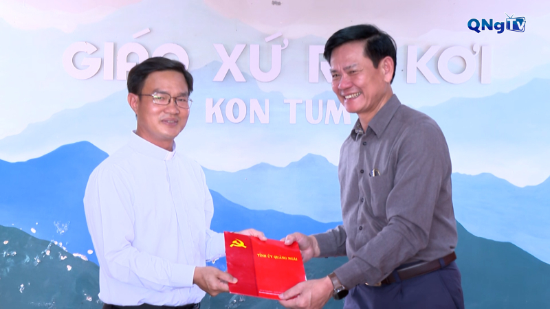 Thăm, tặng quà Giáo xứ Rờ Kơi