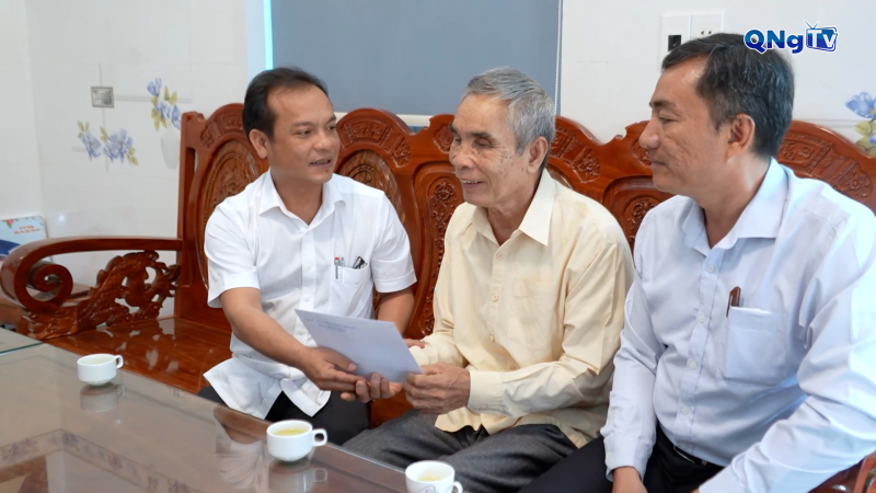 Phó Bí thư Thường trực Tỉnh ủy U Huấn tri ân các gia đình người có công ở xã Vạn Tường
