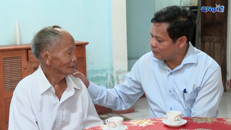 Chủ tịch HĐND tỉnh Nguyễn Đức Tuy thăm, tặng quà người có công tại xã Vạn Tường