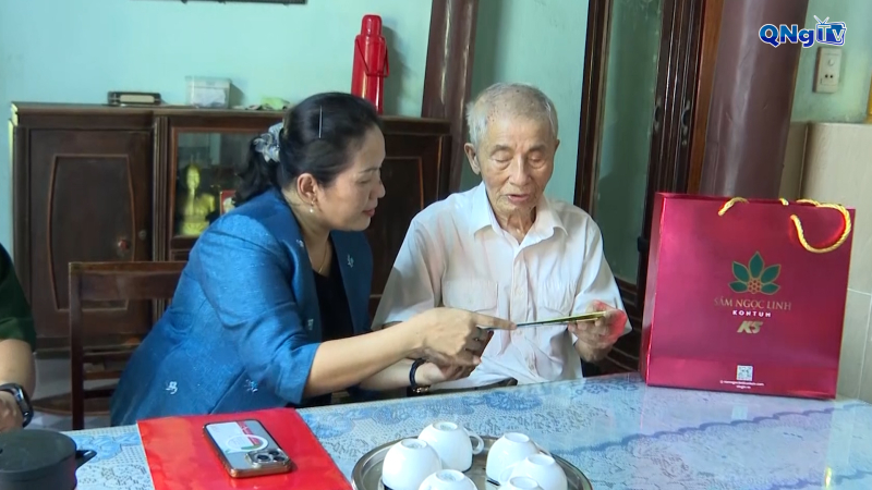 Phó Bí thư Tỉnh ủy Đinh Thị Hồng Minh thăm, tặng quà người có công tại xã Bình Sơn