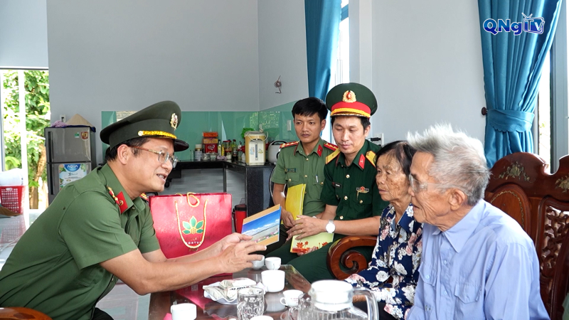 Giám đốc Công an tỉnh thăm, tặng quà các gia đình có công