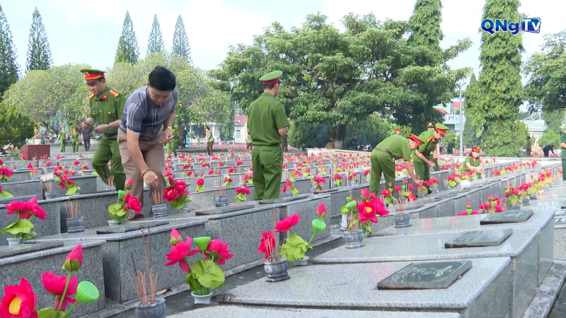 Viếng Nghĩa trang Liệt sĩ tỉnh tại phường Đăk Cấm