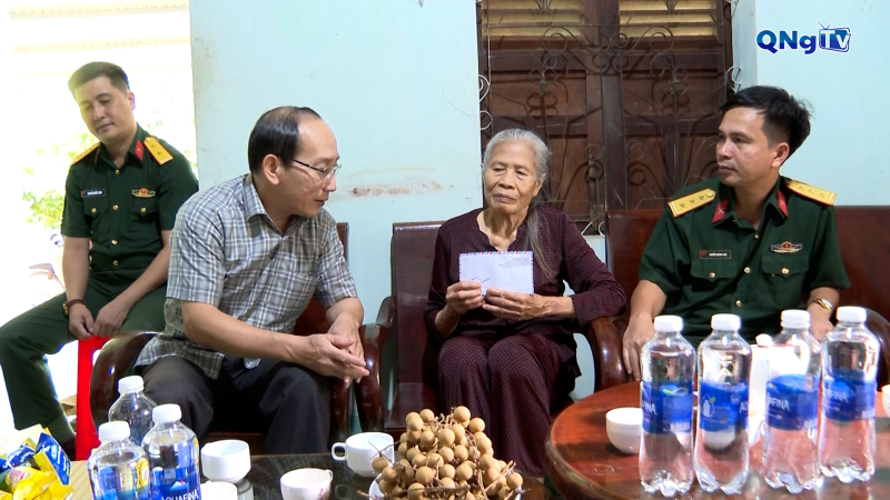 Thăm, tặng quà người có công tại xã Đăk Tô và Sa Thầy