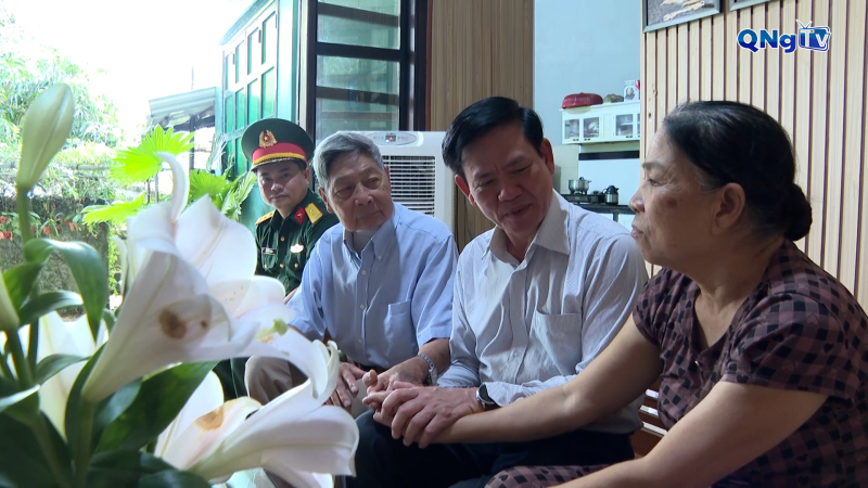Trưởng Ban Tuyên giáo và Dân vận Tỉnh ủy Ngô Văn Trọng thăm, tặng quà gia đình người có công