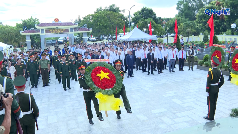 Lãnh đạo tỉnh viếng Nghĩa trang Liệt sĩ xã Vạn Tường