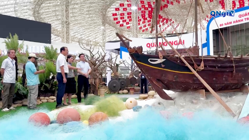 Chủ tịch UBND tỉnh Nguyễn Hoàng Giang kiểm tra không gian trưng bày triển lãm chào mừng Quốc khánh