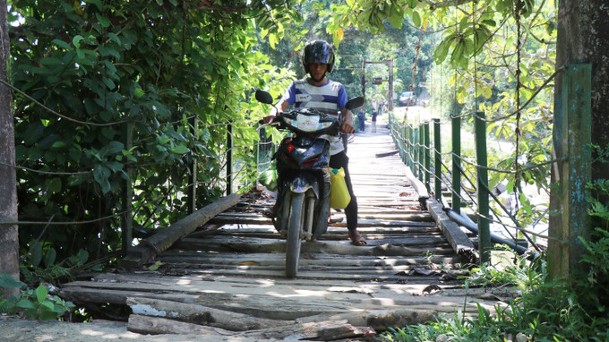 Nguy hiểm rình rập từ những cầu treo xuống cấp