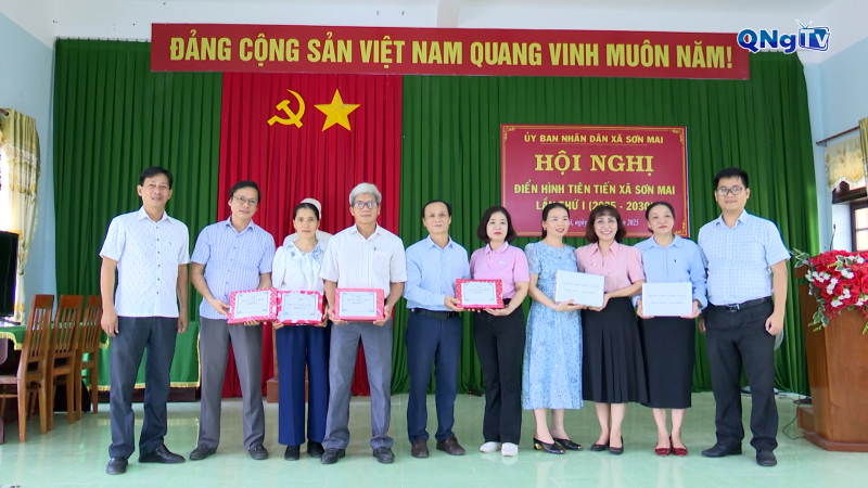 Tặng gần 530 bộ sách giáo khoa cho học sinh vùng cao