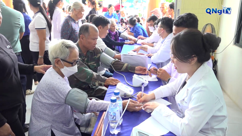 Khám bệnh, cấp phát thuốc miễn phí cho người nghèo