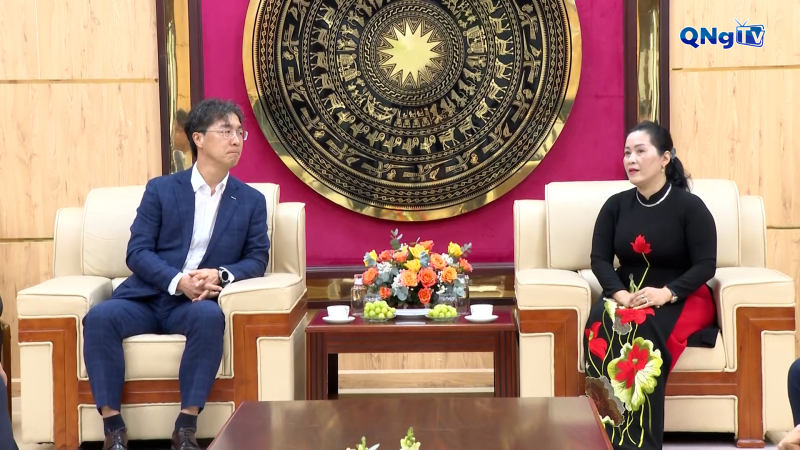 Phó Bí thư Tỉnh ủy Đinh Thị Hồng Minh tiếp lãnh đạo Doosan Vina và Hyundai