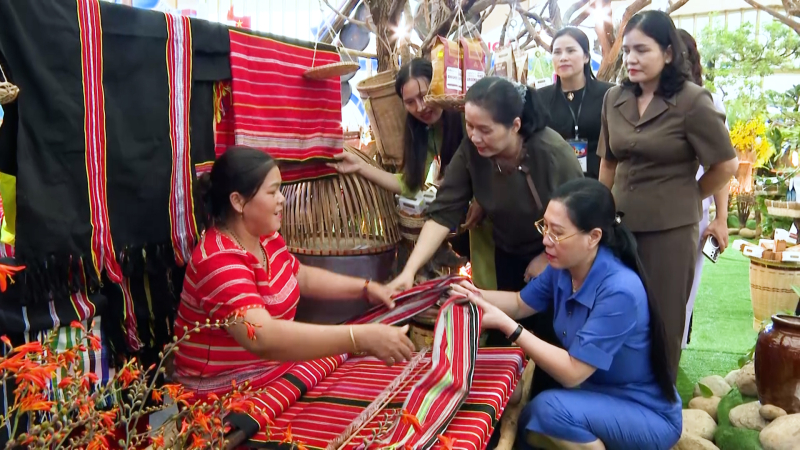 Bí thư Tỉnh ủy Bùi Thị Quỳnh Vân kiểm tra khu trưng bày của Quảng Ngãi tại Hà Nội