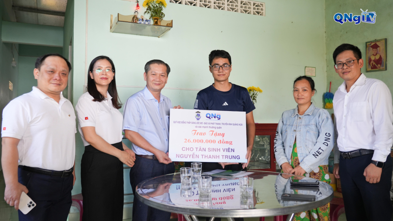 Quỹ học bổng Thắp sáng ước mơ trao học bổng cho tân sinh viên nghèo, vượt khó