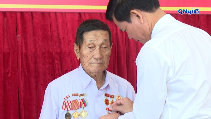 Trao tặng Huy hiệu Đảng cho 36 đảng viên Đảng bộ xã Bình Sơn