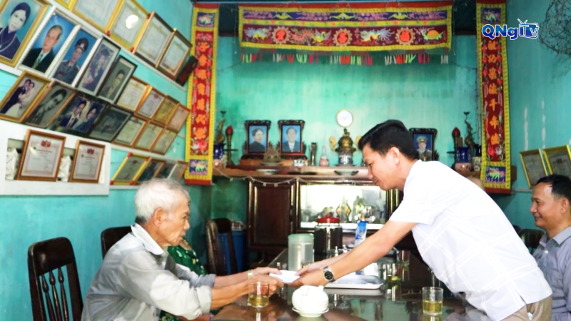 Thăm, tặng quà gia đình chính sách, người có công