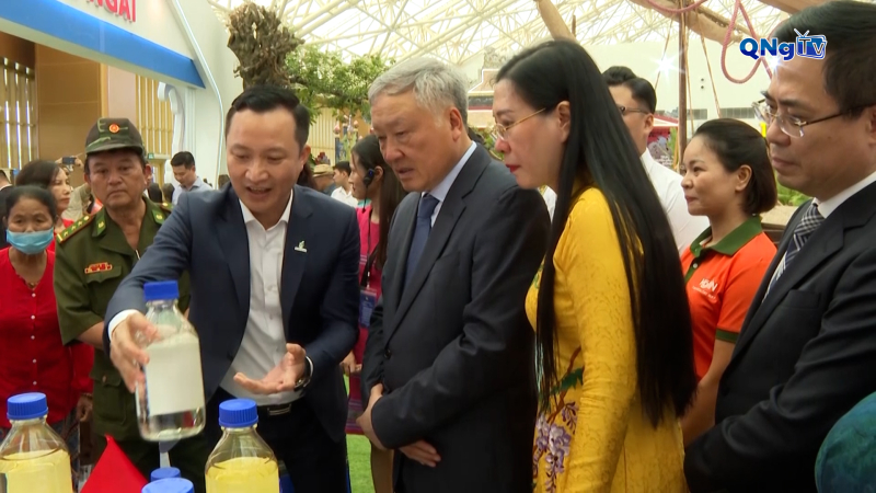 Lãnh đạo Trung ương tham quan Khu trưng bày tỉnh Quảng Ngãi