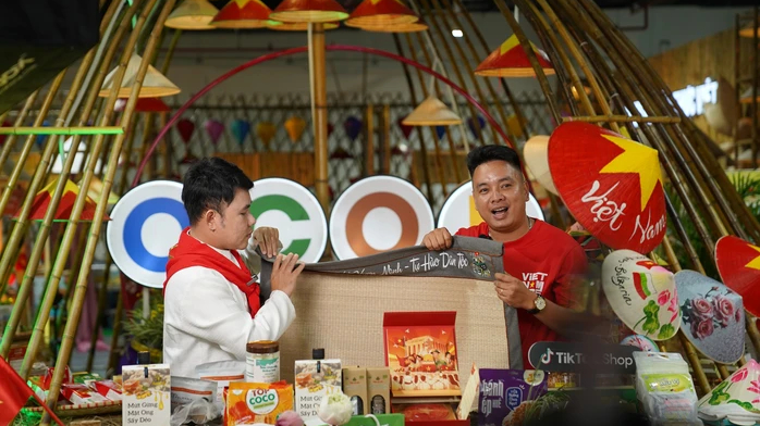 Sản phẩm yêu nước đắt hàng trên livestream, bán ra 50 ngàn đơn hàng