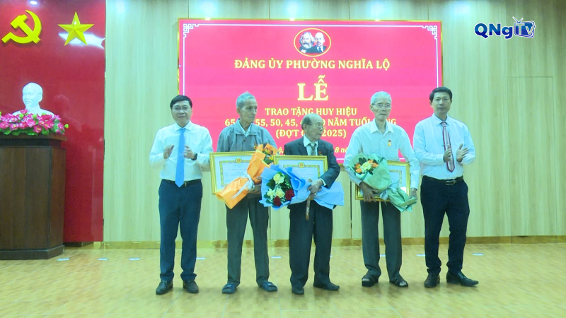 Đảng bộ phường Nghĩa Lộ trao huy hiệu Đảng cho 109 đảng viên