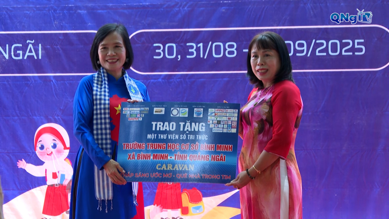 Câu lạc bộ Truyền thông – Kết nối yêu thương tặng quà cho người dân