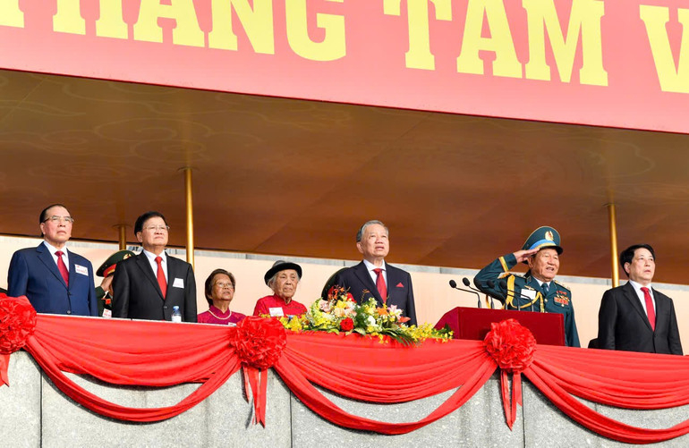 Các vị lãnh đạo Đảng và Nhà nước cùng đại biểu quốc tế hát Quốc ca (Ảnh: Duy Linh)