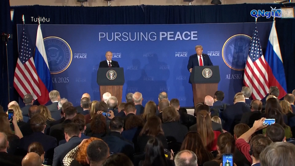 Tổng thống Mỹ Donald Trump (phải) và Tổng thống Nga Vladimir Putin trong cuộc họp báo chung tại Căn cứ Elmendorf-Richardson ở Anchorage, bang Alaska (Mỹ) ngày 15/8/2025.