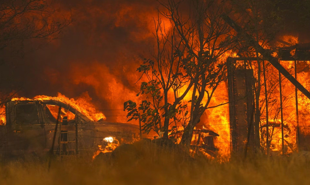 Ngọn lửa thiêu rụi một ngôi nhà và một chiếc xe tại Trại Trung Quốc khi cháy rừng hoành hành ở Quận Tuolumne, California, Mỹ