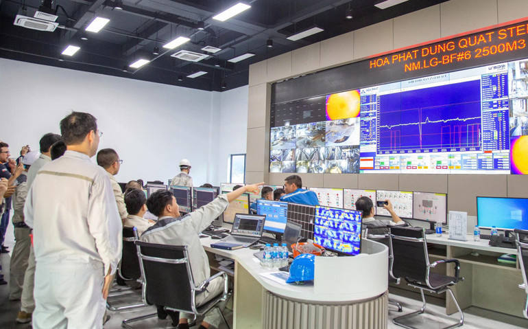 Đội ngũ kỹ sư luyện gang kiểm soát các thông số kỹ thuật của lò cao tại phòng điều khiển trung tâm.
