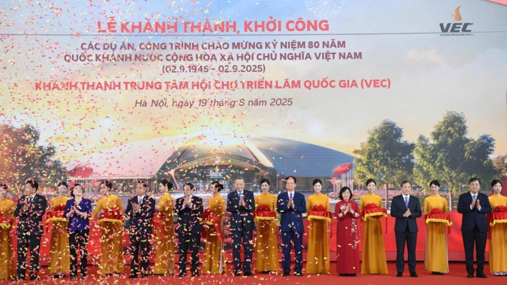 Các lãnh đạo, nguyên lãnh đạo Đảng, Nhà nước cắt băng khánh thành công trình Trung tâm Triển lãm Việt Nam