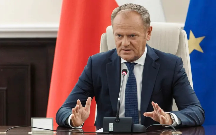 Thủ tướng Ba Lan Donald Tusk chủ trì cuộc họp khẩn với giới chức quân đội và cơ quan khẩn cấp sau vụ xâm phạm không phận, tại Warsaw, ngày 10/9/2025 (Ảnh: Văn phòng Thủ tướng Ba Lan/AP)