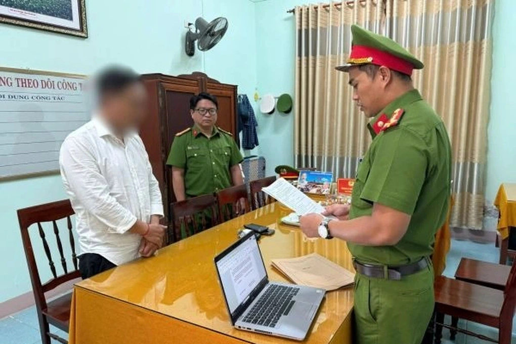 Cảnh sát tống đạt quyết định khởi tố đối với Đ.H.Q. (Ảnh: Công an Quảng Ngãi).