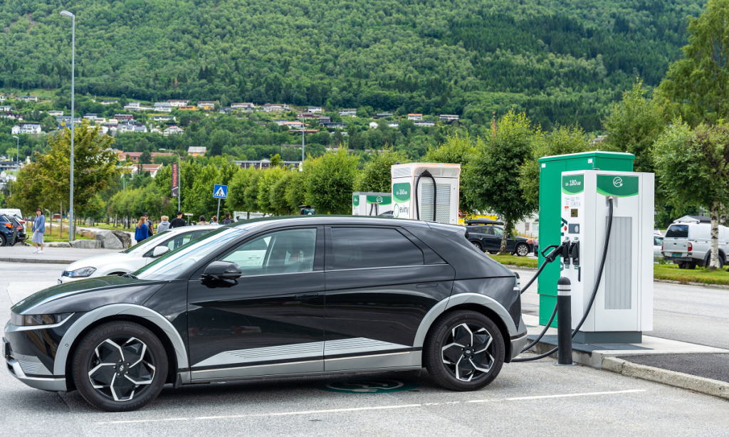 Một trạm sạc xe điện ở Na Uy