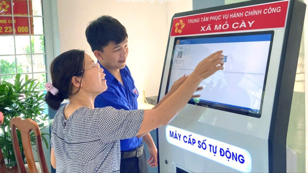 Người dân lấy số thứ tự tự động tại Trung tâm Phục vụ hành chính công xã Mỏ Cày.