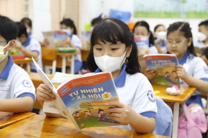 Triển khai bộ sách thống nhất toàn quốc từ năm học 2026-2027 - Ảnh: TUỔI TRẺ