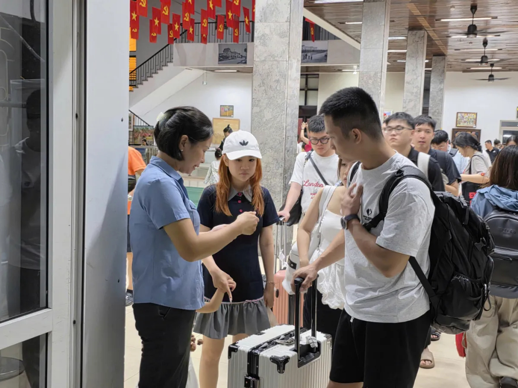 Mua vé tàu Tết chặng càng xa giá càng giảm, đến 20%.