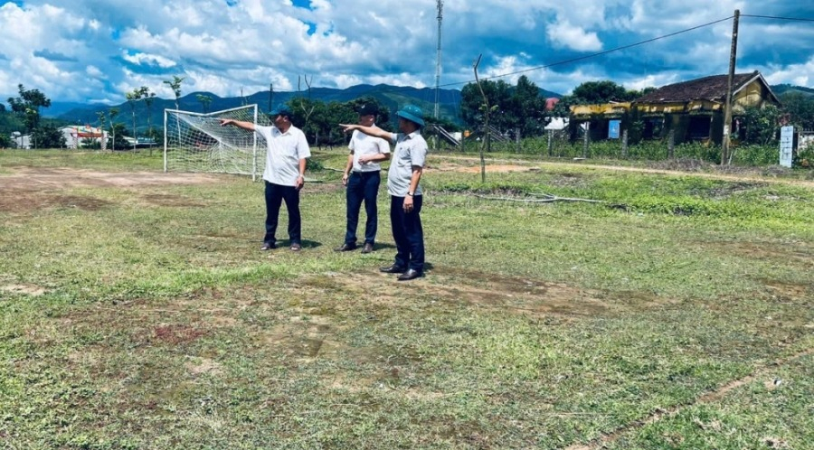 Cán bộ Sở Giáo dục và Đào tạo tỉnh Quảng Ngãi khảo sát địa điểm xây dựng trường ở các xã biên giới.