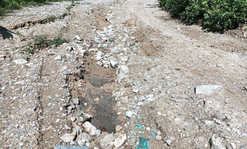 Mặt đường hư hỏng.