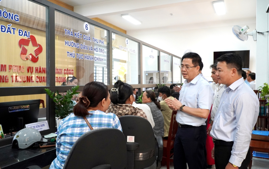 Chủ tịch UBND tỉnh Quảng Ngãi Nguyễn Hoàng Giang kiểm tra hoạt động của Trung tâm Phục vụ hành chính công cấp xã