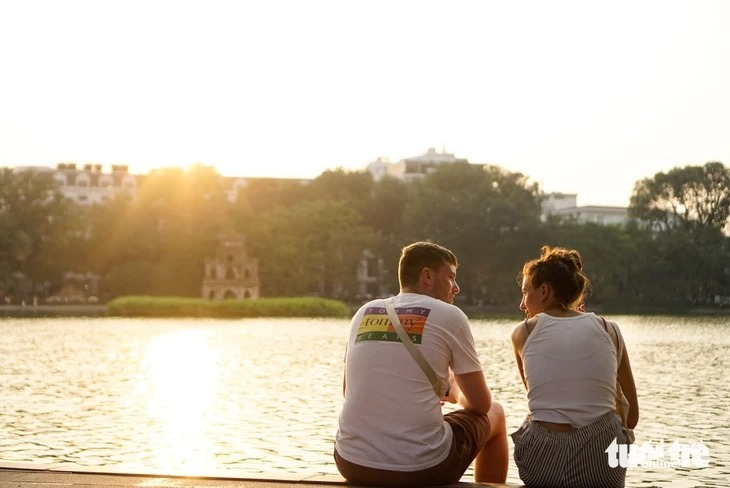 Ánh nắng thu vàng khiến mọi thứ đều trở nên ấm áp, thu hút du khách quốc tế đến Hà Nội - Ảnh: NGUYỄN HIỀN