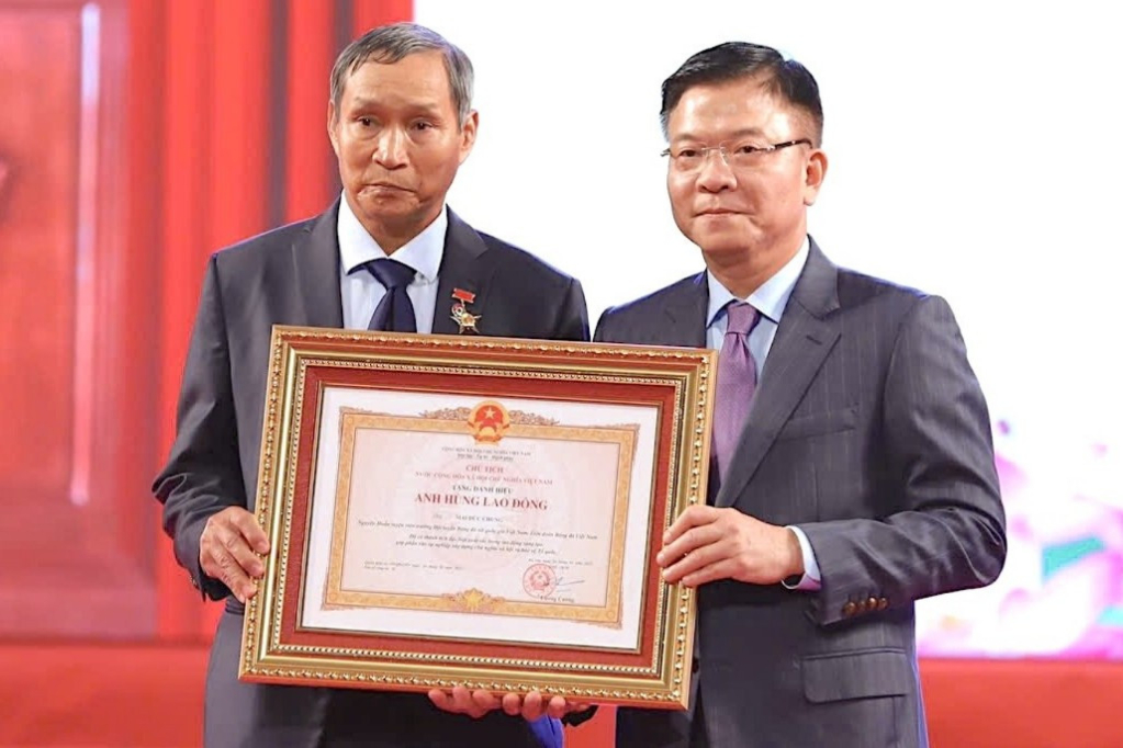 HLV Mai Đức Chung được phong tặng danh hiệu Anh hùng Lao động theo quyết định số 149/QĐ-CTN. Ảnh: Cổng TTĐT Bộ VHTTDL.