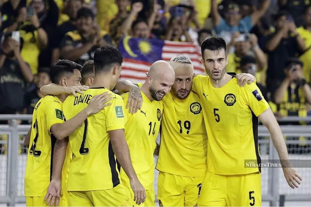 Nhóm cầu thủ của đội tuyển Malaysia bị FIFA sờ gáy.