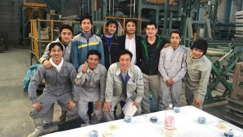 Thực tập sinh Việt Nam và đồng nghiệp Nhật Bản trong giờ giải lao tại nơi làm việc. (Ảnh: TTXVN)