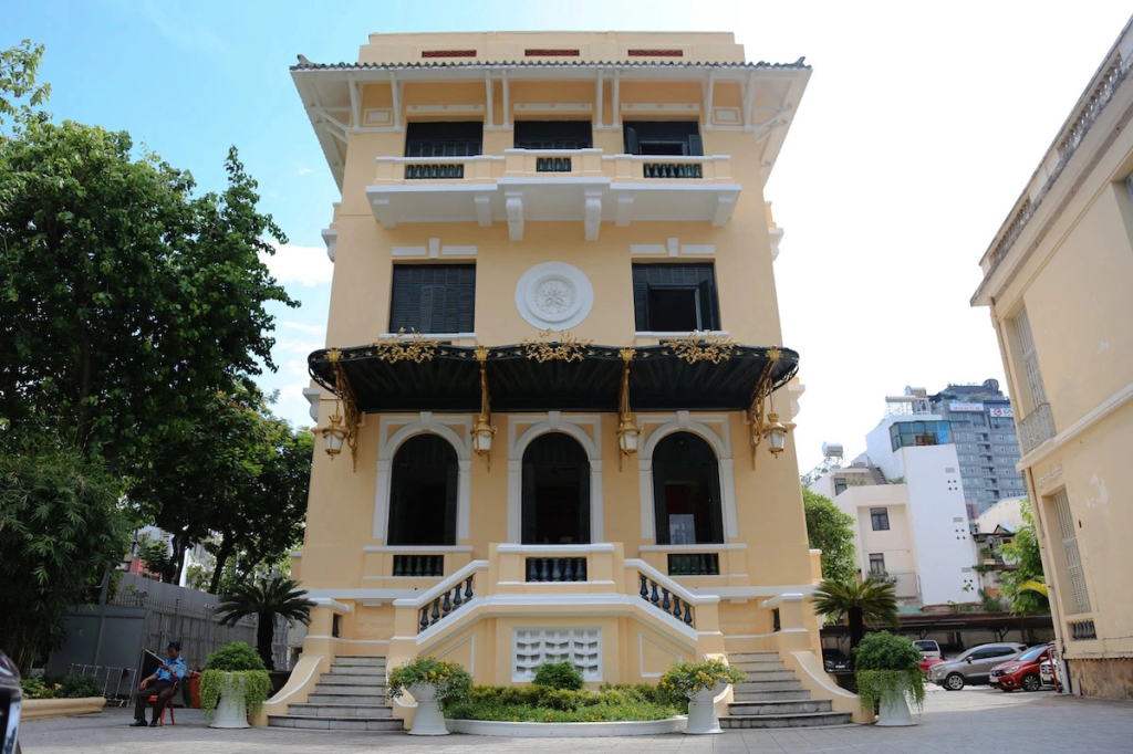 Bên ngoài Bảo tàng Mỹ thuật TP HCM. Ảnh: VNE