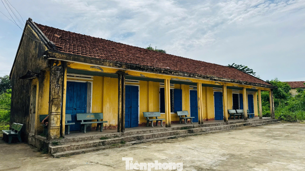 Hai phòng học được xây dựng từ năm 1995 hiện đã xuống cấp nghiêm trọng.