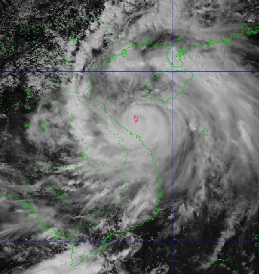 Vị trí tâm bão: Khoảng 17.2 độ Vĩ Bắc; 108.1 độ Kinh Đông, cách Tp. Huế khoảng 90km về phía Đông Đông Bắc, cách Bắc Quảng Trị khoảng 165km về phía Nam Đông Nam.