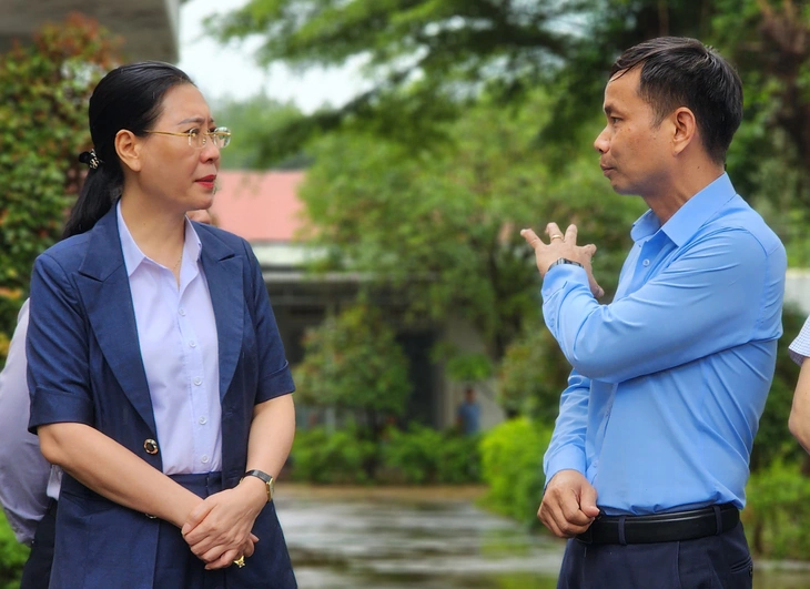 Bà Bùi Thị Quỳnh Vân, Bí thư Tỉnh ủy Quảng Ngãi, đi kiểm tra và nghe lãnh đạo xã Ia Đal báo cáo công việc của địa phương - Ảnh: TRẦN MAI