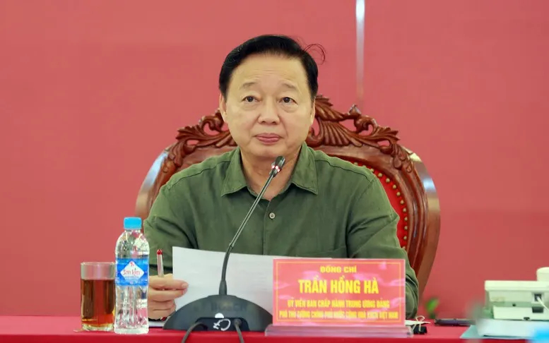 Phó Thủ tướng Trần Hồng Hà, Phó Trưởng ban Thường trực Ban Chỉ đạo phòng thủ dân sự quốc gia chủ trì cuộc họp Ban Chỉ đạo tiền phương đặt tại Quân khu 4 - Ảnh: VGP